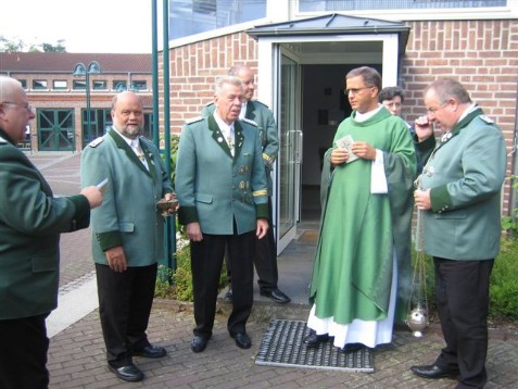 Messdiener vor der Sakristei